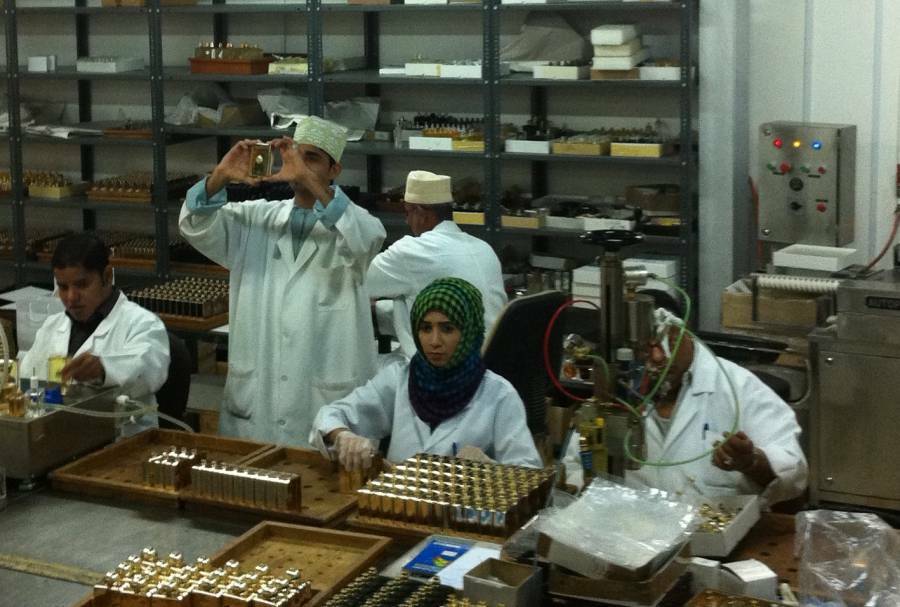 کارکنان آمواج در حال اسمبل کردن عطر